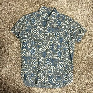 Gap button up with cool unique pattern. Blue gray